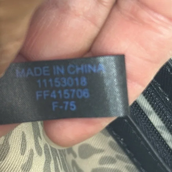 (E) Guess Bag
Black and Silver Crossbody and Shoulder Bag - Picture 13 of 15